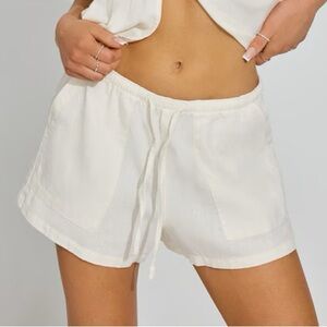 Off-white 100% linen shorts